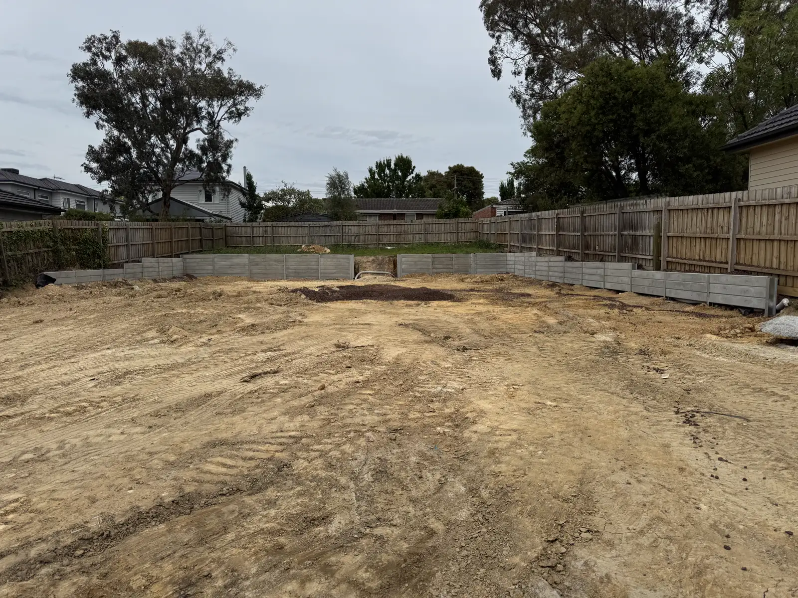 Completed high-end retaining wall on a large site by Align Excavation Group